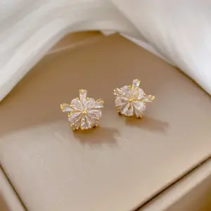 E212 Stud Earrings [Silver Needle Copper Gold Plating]]