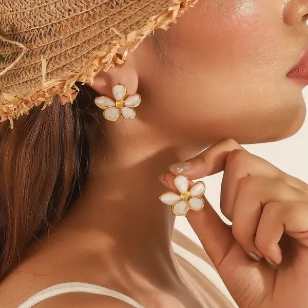 Wholesale 304 Stainless Steel Leaf PVD Coated Stone-Free 18K Real Gold Plated Handmade Romantic Shiny Waterproof Non Tarnish Frill Inlay Earrings Ear Studs