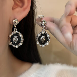 E1143-6 black disc inlaid with pearls