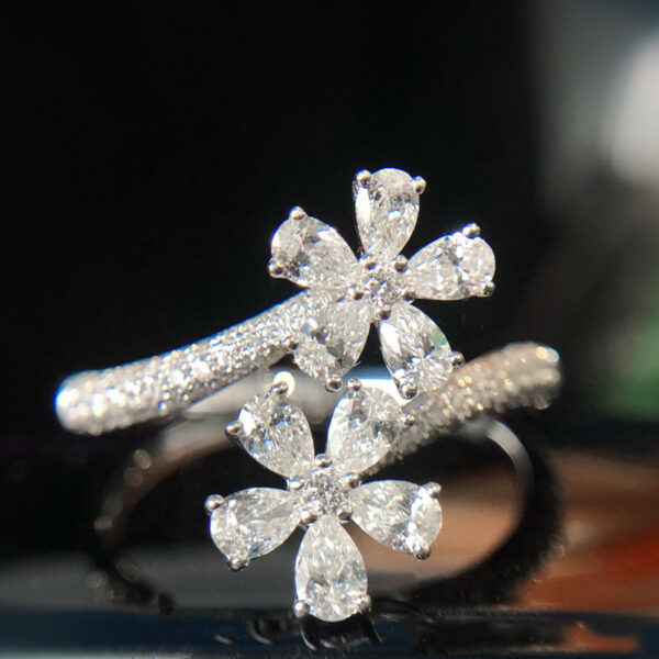 Wholesale Korean-style fashionable fairy-tale flower ring, exquisite high-quality simulated cubic zirconia open ring for women.
