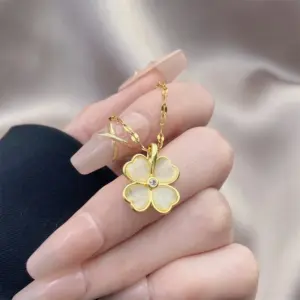 Lip Chain Four-Leaf Clover