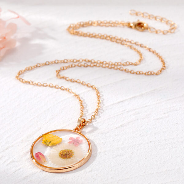 Wholesale Bohemian natural dried flower geometric polygon butterfly necklace epoxy pastoral style small floral pendant