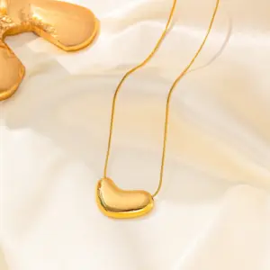 Qyh659 Shaped Heart Necklace / Gold