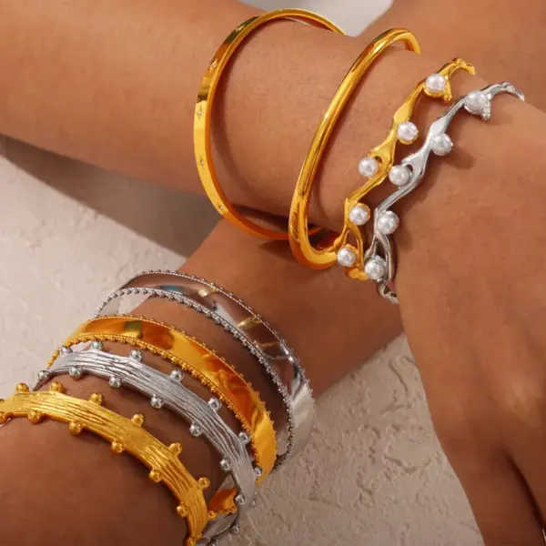 Wholesale 304 Stainless Steel Round Spray Ball PVD Coated Artificial Pearls Rhinestones Real Gold Plated Casual Simple Style Streetwear Waterproof Non Tarnish Plating Inlay Gold Silver Bangle