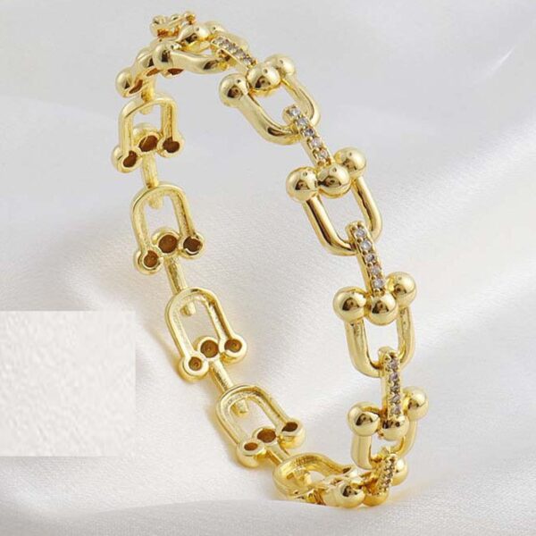 Wholesale Popular online seller: Micro-diamond-encrusted elegant women's bracelet, unique and niche style, high-end women's jewelry.