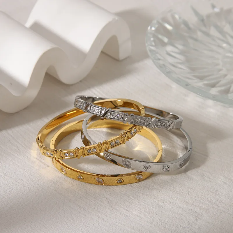Wholesale Casual Classic Style Commute Heart Shape Solid Color 304 Stainless Steel 18K Gold Plated Zircon Bangle In Bulk