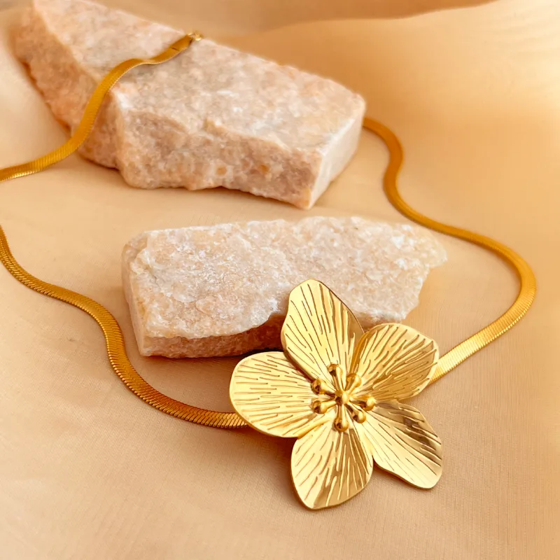 Wholesale PVD Coated Real Gold Plated 18K Gold Flower 304 Stainless Steel Casual Hawaiian Tropical Waterproof Non Tarnish 201 Stainless Steel Pendant