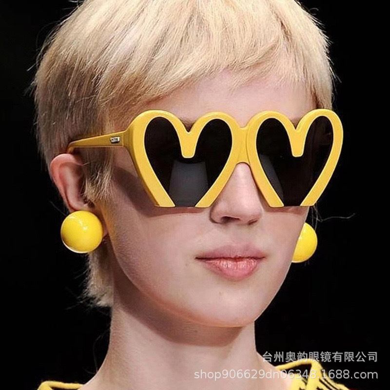 Wholesale European and American Cross-Border Peach Heart Retro Funny Sunglasses Anti-Uv Party Catwalk High-End Exaerated Sunglasses