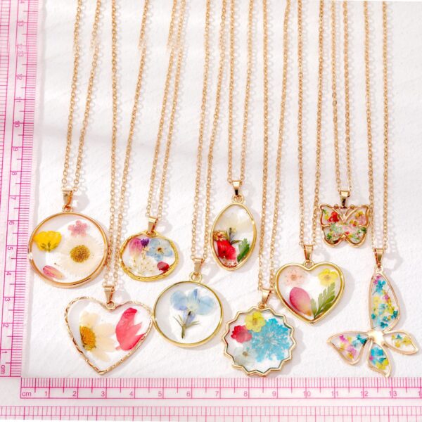 Wholesale Bohemian natural dried flower geometric polygon butterfly necklace epoxy pastoral style small floral pendant