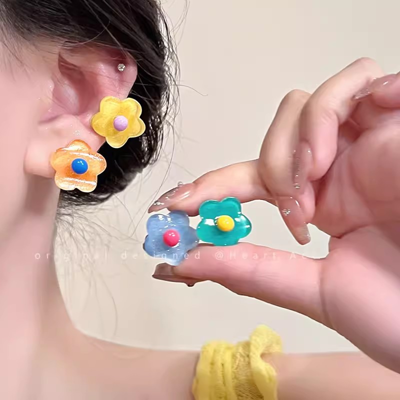 Wholesale Summer graiti ~ color flower ear clip women's 2024 new earrings without earholes dopamine sweet temperament earrings