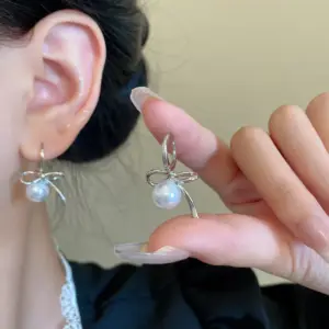 A1651 Silver-Ear Studs