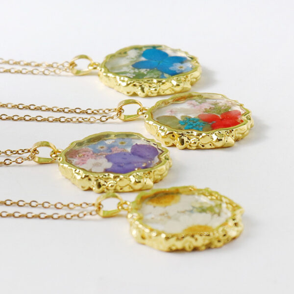Wholesale Aiwei Light Luxury Month Flower Real Flower Necklace Holiday Gift Flower Resin Crafts Elegant Preserved Flower Ornaments