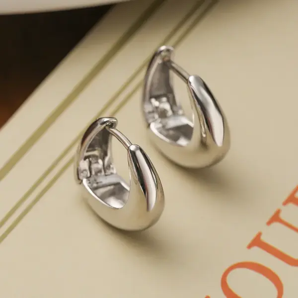 Wholesale 1 Pair Simple Style Commute Solid Color Copper Asymmetrical Plating 18k Gold Plated Hoop Earrings