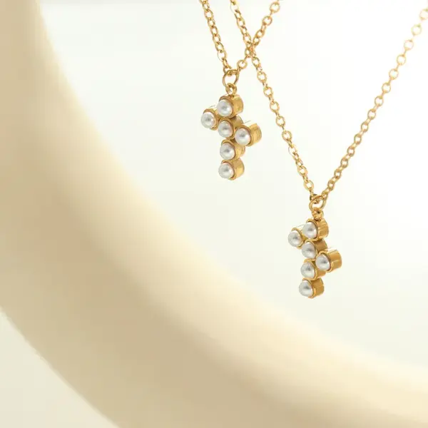 PVD Coated Real Gold Plated 18K Gold Cross 304 Stainless Steel Simple Style Waterproof Non Tarnish 304 Stainless Steel Pendant Necklace