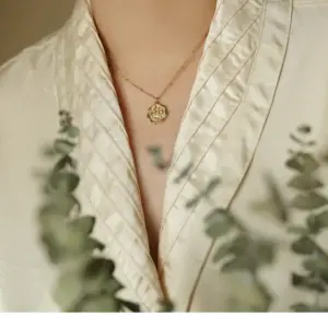 Jyh645 Necklace Golden Embossed Peach Blossom