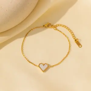 Qye52 White Shell Heart Bracelet / Gold
