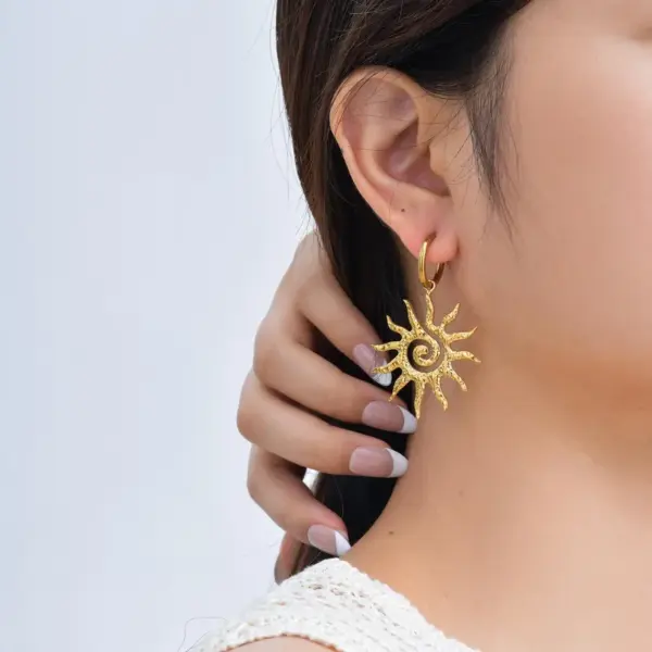 Wholesale Sun Pendant Stainless Steel Women's Jewelry Set Necklace And Earrings Trendy Design Casual Occasion Four Seasons Versatile