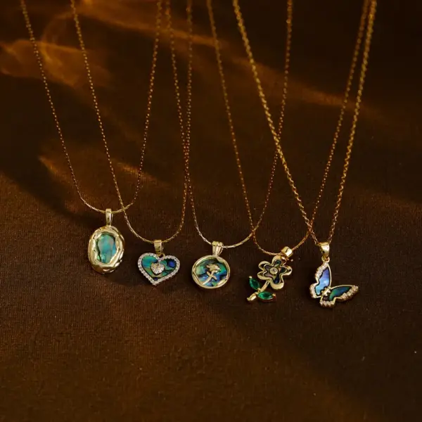 304 Stainless Steel Heart Shape Flower Butterfly PVD Coated Zircon Abalone Shell 18K Gold Plated Simple Style Commute Inlay Gold Pendant Necklace