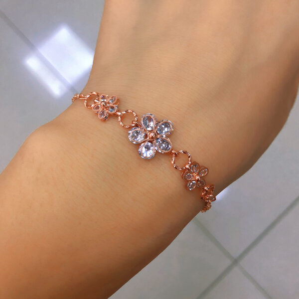 Wholesale Korean Style Small Fresh Crystal Flower Bracelet Niche Design Student Temperament Bracelet Instagram Popular Internet Celebrity Birthday Gift