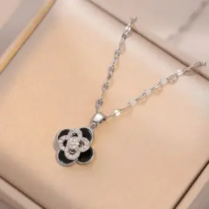 X0112 Steel Color 221 Black Four-Leaf Flower Necklace [With Pendant]
