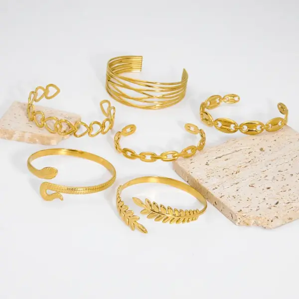 PVD Coated Real Gold Plated 18K Gold Geometric Heart Shape Snake 304 Stainless Steel Modern Style Waterproof Non Tarnish 304 Stainless Steel Bangle