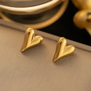 G3169 Heart Stud Earrings Gold