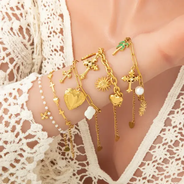 Wholesale PVD Coated Real Gold Plated Cross Moon Heart Shape 304 Stainless Steel Modern Style Classic Waterproof Non Tarnish Bracelets