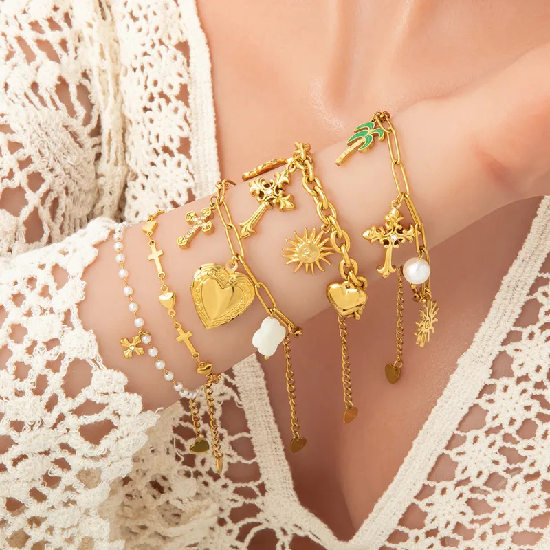 Wholesale PVD Coated Real Gold Plated Cross Moon Heart Shape 304 Stainless Steel Modern Style Classic Waterproof Non Tarnish Bracelets