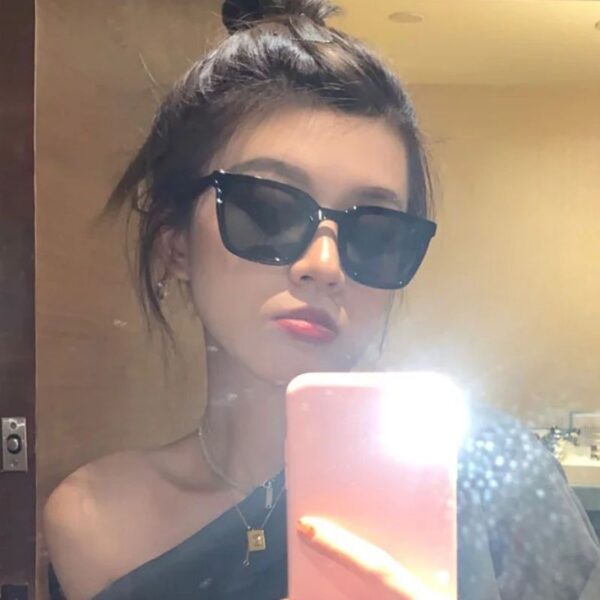 Wholesale Black sunglasses women's high-end sense ins decorative trend vintage glasses Korean wave Street shooting box sunglasses