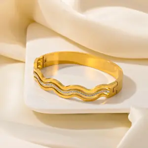 Diamond Wave Buckle Bracelet / Gold