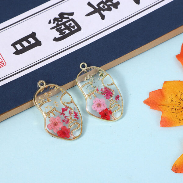 Wholesale New Face Contour Natural Dried Flower Pendant Resin Glue Jewelry DIY Fresh Plant Earrings Necklace Accessories