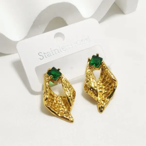 Wholesale 18K Gold Plated 304 Stainless Steel Ion Plating (IP) Flower Waterproof Non Tarnish Elegant Retro Ear Studs For Women's