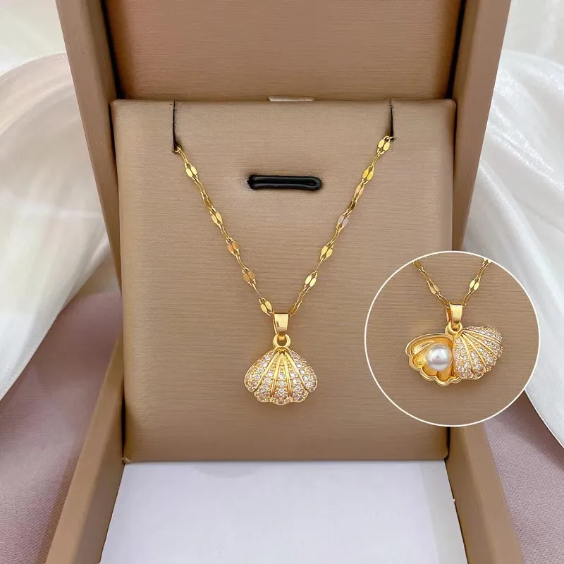 Wholesale 304 Stainless Steel Plastic Shell Ion Plating (IP) Acrylic 18K Gold Plated Beach Simple Style Waterproof Non Tarnish Pendant Necklace