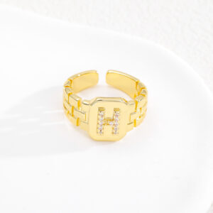 H / The opening is adjustable