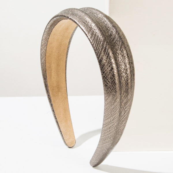 Wholesale Embossed design snakeskin leather headband, simple wide brim, new style, perfect for everyday wear.