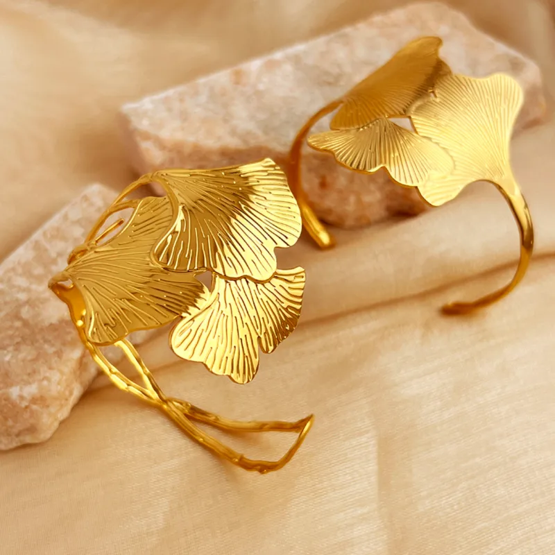 Wholesale PVD Coated Real Gold Plated 18K Gold Leaf 304 Stainless Steel Elegant Hawaiian Waterproof Non Tarnish 304 Stainless Steel Bangle