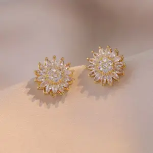 Sun flower ear studs / Gold