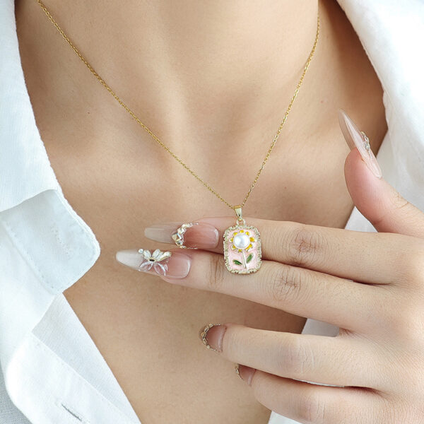 Wholesale French Retro Sunflower Pearl Necklace Women's Fashion Niche Design Enamel Clavicle Chain Exquisite Versatile Accessories