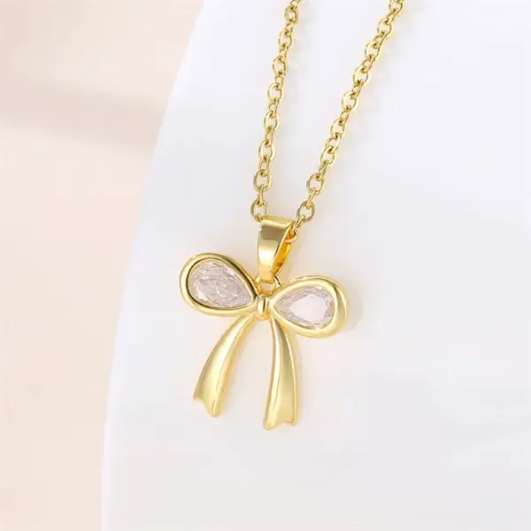Wholesale Water Plating Vacuum Real Gold Plated 18K Round Heart Shape Snowflake 304 Stainless Steel Titanium Vintage Style Waterproof Non Tarnish 201 Pendant Necklace