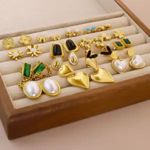 Wholesale 1 Pair Stainless Steel Oval Heart Imitation Pearl Flower Inlaid Diamond Earrings, Unisex Daily Wear Earrings, Suitable For Valentine's Day Or Important Holidays As Gifts For Relatives And Friends.