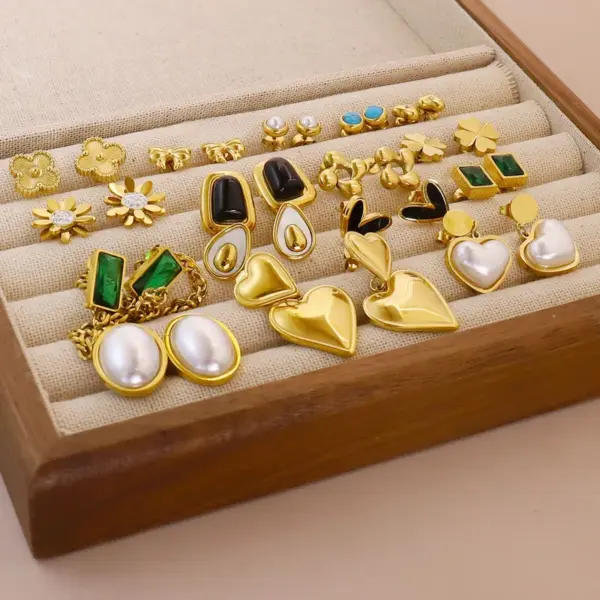 Wholesale 1 Pair Stainless Steel Oval Heart Imitation Pearl Flower Inlaid Diamond Earrings, Unisex Daily Wear Earrings, Suitable For Valentine's Day Or Important Holidays As Gifts For Relatives And Friends.