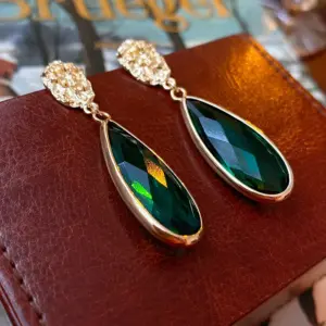 Silver Needle pleated oval emerald rhinestone earrings