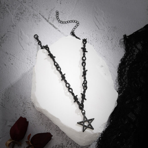 Wholesale Cross-border foreign trade five-pointed star spice collarbone necklace female subculture thorns personality sweet cool Joker factory direct sales