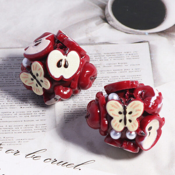 Wholesale DIY mobile phone keychain made by threading straight beads through a butterfly apple core.