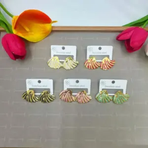 Scallop-shaped Oil Drop Earrings Random Color / 18k