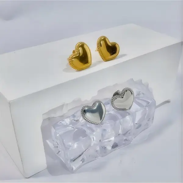 Wholesale PVD Coated 18K Gold Plated Heart Shape Stainless Steel Vintage Style Waterproof Non Tarnish Ear Studs