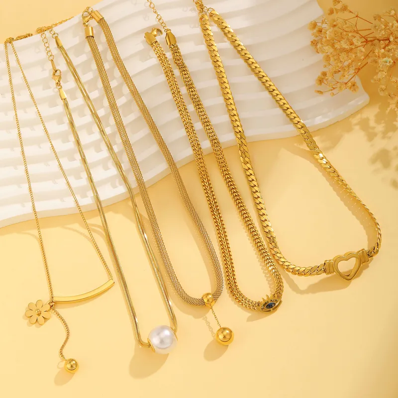 Wholesale PVD Coated Real Gold Plated 18K Gold Devil's Eye Heart Shape Flower Titanium Steel Simple Style Waterproof Non Tarnish Titanium Steel Neckla