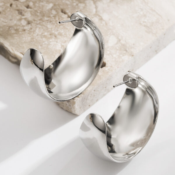 Wholesale Japanese and Korean Fashion C- shaped Commuter Circle Earrings Women's Ins Style Retro Fashionable Gone Elegant Ear Jewelry High-grade Sense