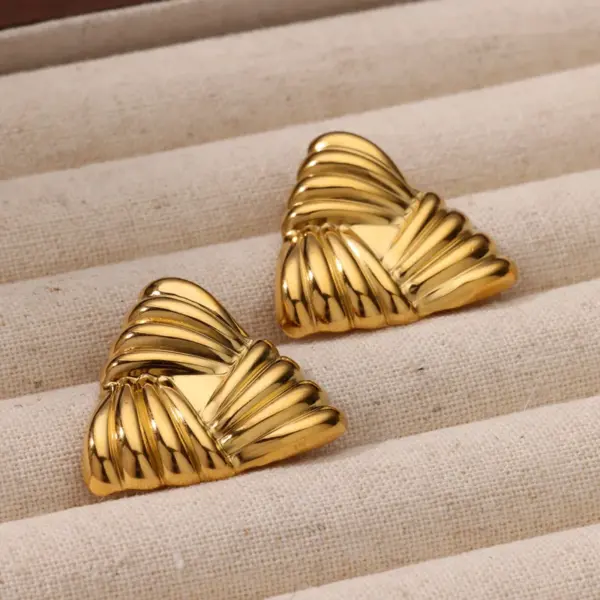 304 Stainless Steel Geometric Heart Shape PVD Coated Stone-Free Real Gold Plated Elegant Simple Style Waterproof Non Tarnish Ear Studs