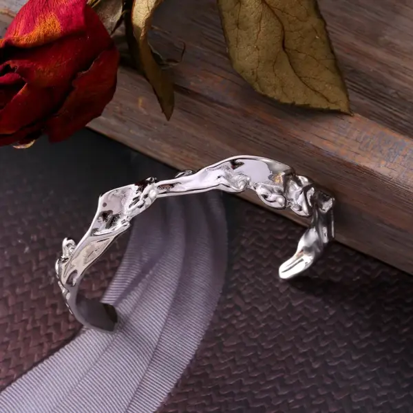 Wholesale 304 Stainless Steel Waves PVD Coated Real Gold Plated Casual Elegant Modern Style Waterproof Non Tarnish Plating Bangle